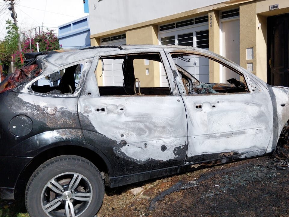 Nueva escalada criminal: trece vehículos destruidos y una tríada de detenidos – Por Ricardo Marconi